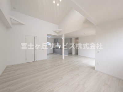 【居間・リビング】 | 磐田市川袋 新築一戸建て 2号棟 | リビングダイニングです