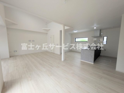 【居間・リビング】 | 磐田市川袋 新築一戸建て 2号棟 | リビングダイニングです