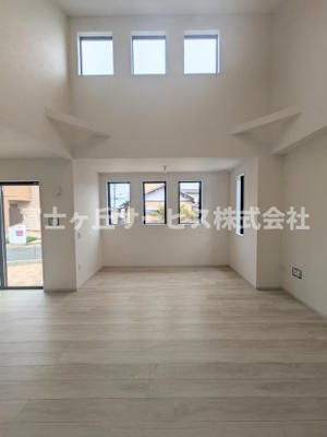【居間・リビング】 | 磐田市川袋 新築一戸建て 2号棟 | 前から見た吹抜けのリビングです