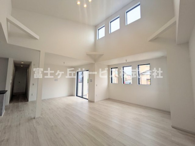 【居間・リビング】 | 磐田市川袋 新築一戸建て 2号棟 | 吹抜けのリビングです