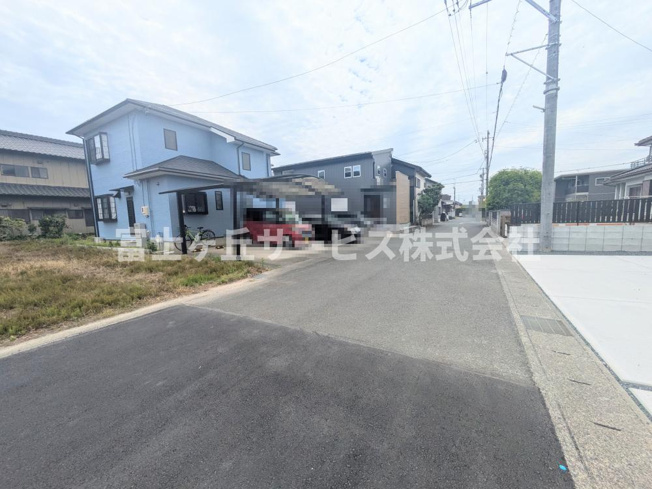 【前面道路含む現地写真】 | 磐田市川袋 新築一戸建て 2号棟 | 前面道路です
