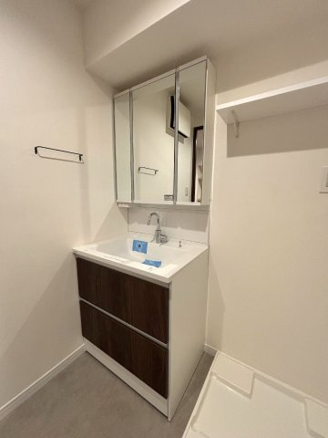 【独立洗面台】 | コロネード春日 | ※同物件別住戸の写真を参考に掲載しております。