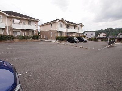 【駐車場】 | フィオーレ長行東二番館 | 駐車場に車を止められます