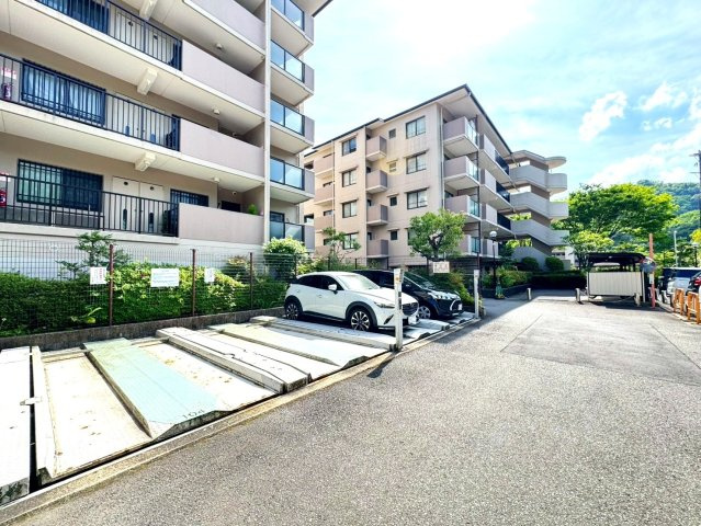 市バス「ふれあいの里」停徒歩２分◆リフォーム済み広々３ＬＤＫ住戸◆サンシティ桂坂ロイヤル３番館の駐車場|駐車場