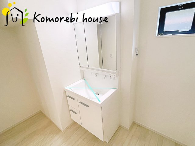 さいたま市西区西遊馬　2期　新築一戸建て　KEIAI TERRACE　01の独立洗面台|独立洗面化粧台が付いています