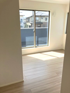 【洋室】 | 新築　めじろ台　京王高尾線　めじろ台駅 | 大切なのは明るさと風通し、明るい日差しと心地よい風で自分のお部屋でくつろいでください。
