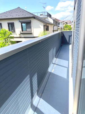 【バルコニー】 | 新築　めじろ台　京王高尾線　めじろ台駅 | 青空を見渡せるバルコニー。お天気がいい日は椅子をおいて読書なんてこともいいですね。
晴れた日には洗濯物も気持ちよく干せそうですね。
太陽の光が射し込むバルコニーは、洗濯物を干すのが楽しくなりますね。
