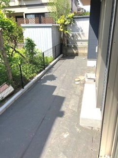 【庭】 | 新築　めじろ台　京王高尾線　めじろ台駅 | 庭には花や野菜が少し育てるスペースが有り、お時間が少し出来た時に時期によって花、野菜などを入れ替えてはいかがでしょうか。
または、庭を好きなようにご自分でアレンジしてみてはいかがでしょうか。
