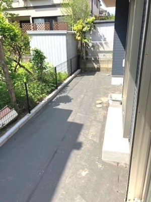 【庭】 | 新築　めじろ台　京王高尾線　めじろ台駅 | 庭には花や野菜が少し育てるスペースが有り、お時間が少し出来た時に時期によって花、野菜などを入れ替えてはいかがでしょうか。
または、庭を好きなようにご自分でアレンジしてみてはいかがでしょうか。
