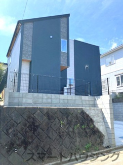 【外観】 | 新築　めじろ台　京王高尾線　めじろ台駅 | 現地の周りは、閑静な住宅地になり車の通りも少ない住宅地です。小さなお子様がいるご家族にも安心です。開発現地ため落ち着いた住環境、公園施設も近くに有り、同年代のお子様もおりお子様も安心してすごせます。