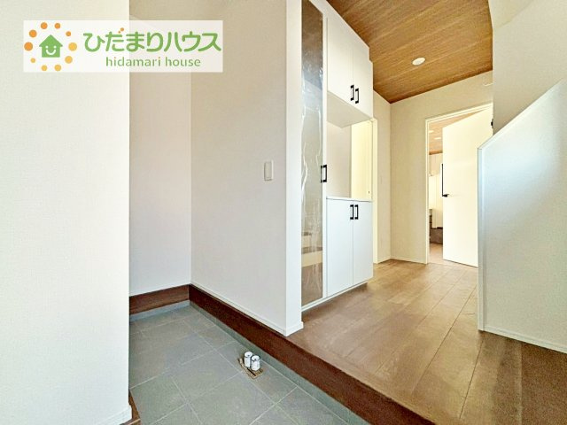【玄関】 | 取手市本郷6期　新築戸建　3号棟 | 土間の玄関シューズクロークならアウトドア用品やベビーカーも土汚れを気にせずスッキリ収納できます！