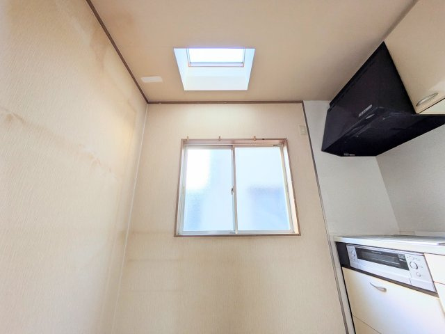 住之江区安立3丁目　2沿線圏内　中古戸建の設備|西側になりますが、トップライトも含め採光が確保されています。