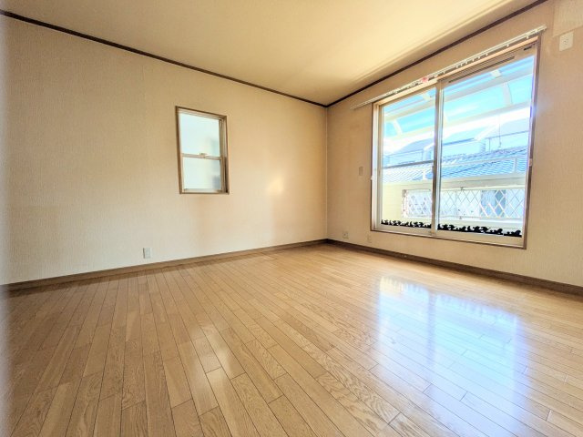 住之江区安立3丁目　2沿線圏内　中古戸建の洋室|LDKは16帖。リビングには床暖房が設置。
