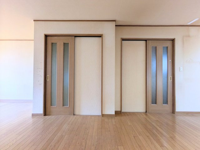 住之江区安立3丁目　2沿線圏内　中古戸建の居間・リビング|引き戸ドア奥は廊下、階段の為、ドアにはロック機能があり安全です♪