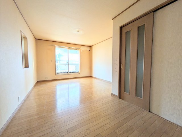 住之江区安立3丁目　2沿線圏内　中古戸建の居間・リビング|キッチンからリビングへ。