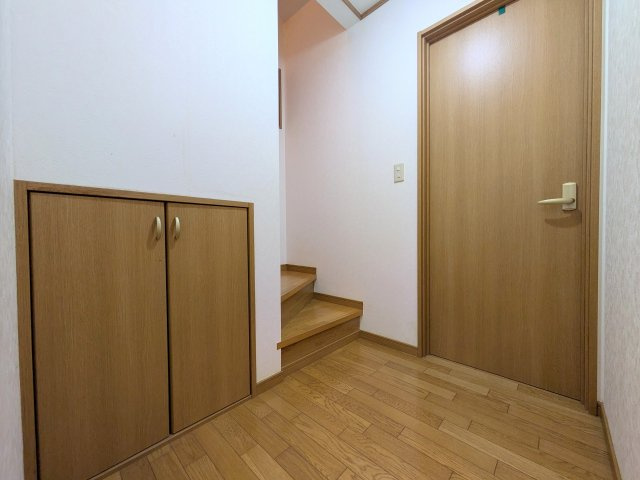 住之江区安立3丁目　2沿線圏内　中古戸建のその他|階段下の収納もしっかりしています。