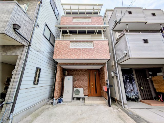 住之江区安立3丁目　2沿線圏内　中古戸建の外観|3階建は外壁が単色ですと殺風景さが出ますが、レンガ調で明るい印象です。