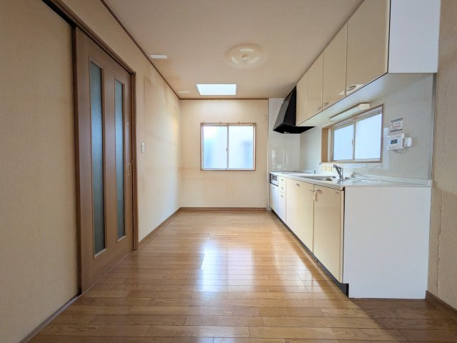 住之江区安立3丁目　2沿線圏内　中古戸建のキッチン|キッチン背面は冷蔵庫や食器棚のスペースになりますが、スペースは確保されています。