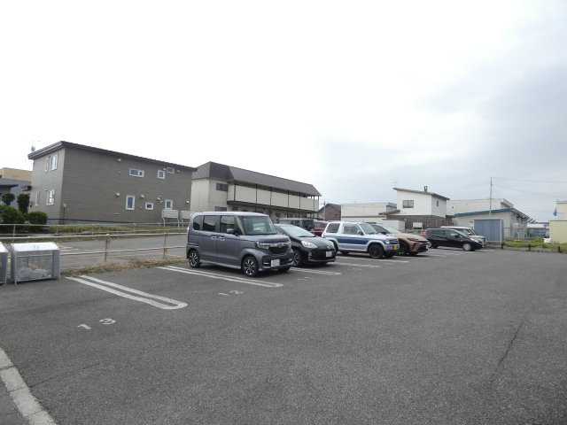 BAOBAB新緑通りの駐車場