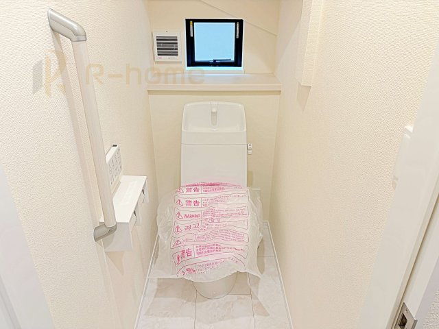 つくばみらい市伊奈東　新築戸建て　A号棟のトイレ|温水洗浄便座付きのトイレ。
トイレが２ヵ所設置で朝の忙しい時間でも安心です。