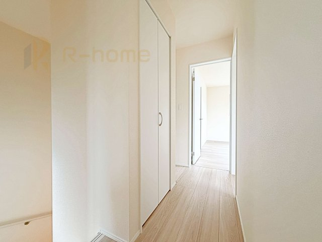 つくばみらい市伊奈東　新築戸建て　A号棟の収納|掃除用具などの収納に便利なホール収納！