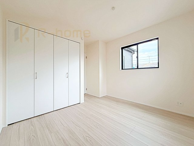 つくばみらい市伊奈東　新築戸建て　A号棟の洋室|どんな部屋家具も合わせやすいシンプルな洋室！
たっぷりの日差しと心地よい風が舞い込む住まい♪