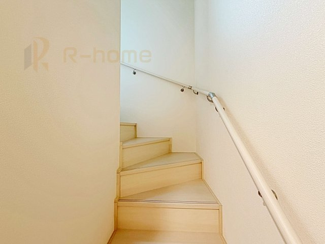 つくばみらい市伊奈東　新築戸建て　A号棟の内装|手すりのついた階段！小さなお子様の利用も一安心です♪