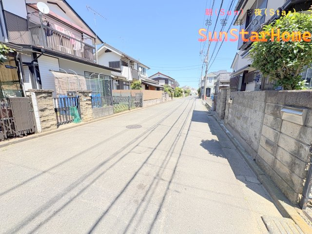 【サンスターホーム】武蔵村山市残堀4丁目　太陽光発電付き新築1号棟の前面道路含む現地写真