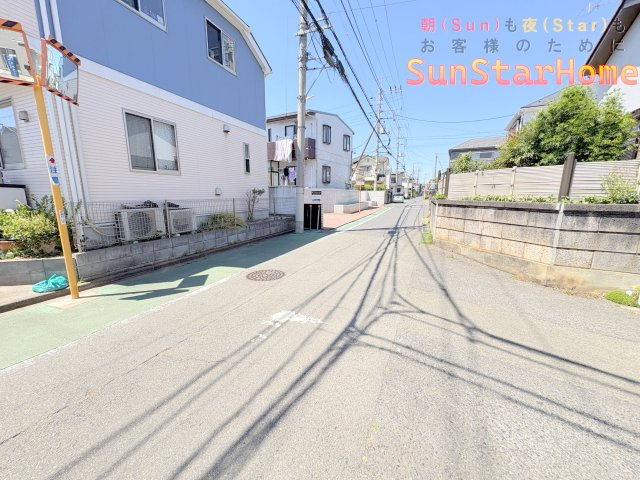 【サンスターホーム】武蔵村山市残堀4丁目　太陽光発電付き新築1号棟の前面道路含む現地写真