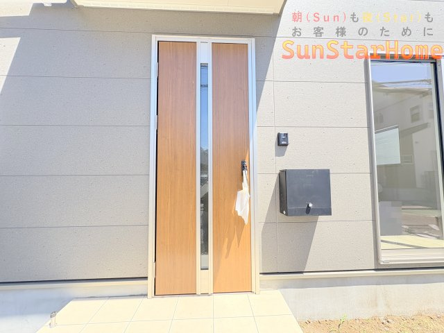 【サンスターホーム】武蔵村山市残堀4丁目　太陽光発電付き新築1号棟の玄関