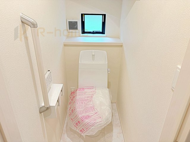 つくばみらい市伊奈東　新築戸建て　B号棟のトイレ|温水洗浄便座付きのトイレ。
トイレが２ヵ所設置で朝の忙しい時間でも安心です。