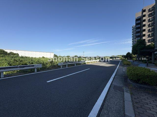 【周辺】 | 優れた利便性から人気の高い、小田急線「本厚木」駅徒歩圏の好立地◎　
小学校近く、毎日のお買い物便も良好ですよ♪