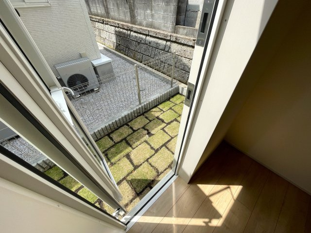 建売とは言え、こんなレベルだったら満足出来ませんか？同業者で住んでいる人も多い、プロに認められた逸品！それが、『旭区中沢３丁目』新築戸建のその他|勝手口です
