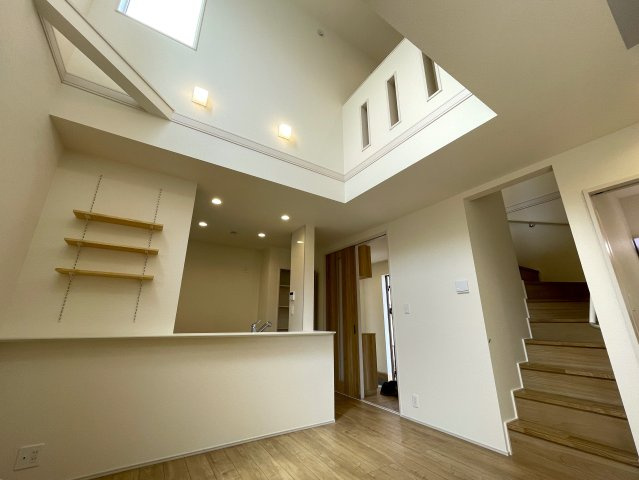 建売とは言え、こんなレベルだったら満足出来ませんか？同業者で住んでいる人も多い、プロに認められた逸品！それが、『旭区中沢３丁目』新築戸建の居間・リビング