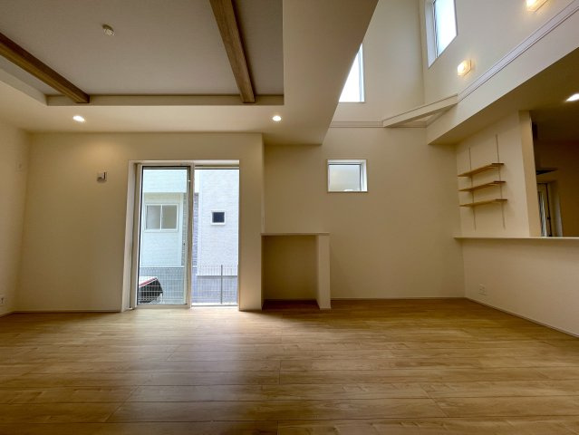 建売とは言え、こんなレベルだったら満足出来ませんか？同業者で住んでいる人も多い、プロに認められた逸品！それが、『旭区中沢３丁目』新築戸建の居間・リビング|居間です