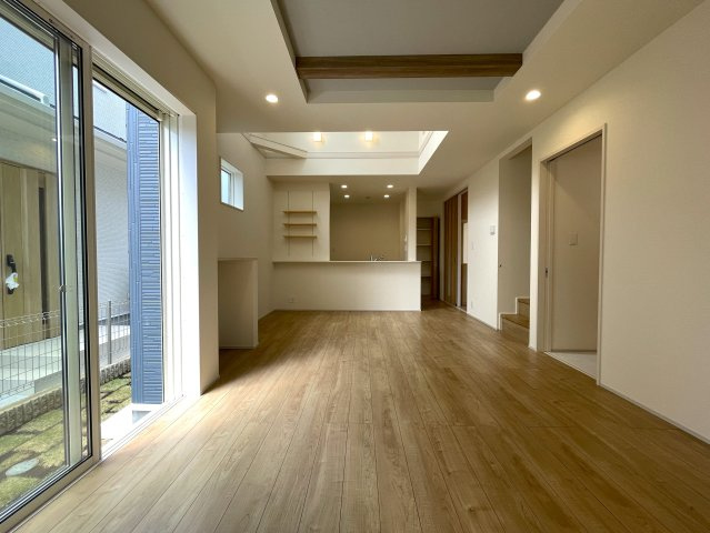 建売とは言え、こんなレベルだったら満足出来ませんか？同業者で住んでいる人も多い、プロに認められた逸品！それが、『旭区中沢３丁目』新築戸建の居間・リビング|使いやすい居間です