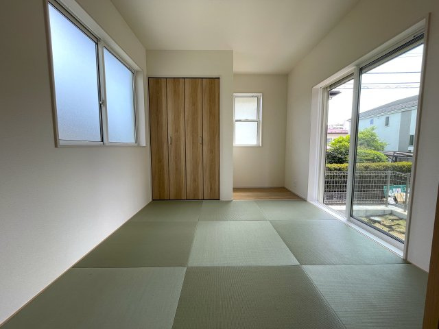 建売とは言え、こんなレベルだったら満足出来ませんか？同業者で住んでいる人も多い、プロに認められた逸品！それが、『旭区中沢３丁目』新築戸建の和室|明るい和室です