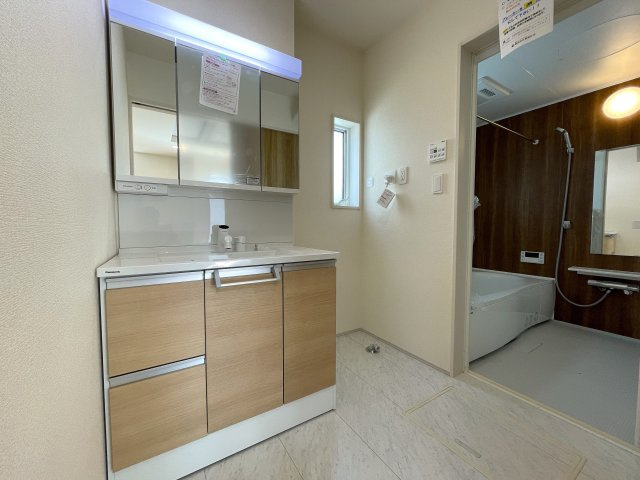 建売とは言え、こんなレベルだったら満足出来ませんか？同業者で住んでいる人も多い、プロに認められた逸品！それが、『旭区中沢３丁目』新築戸建の独立洗面台|独立洗面台、小物を置くことができて便利です