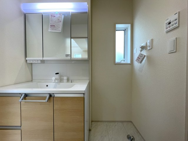 建売とは言え、こんなレベルだったら満足出来ませんか？同業者で住んでいる人も多い、プロに認められた逸品！それが、『旭区中沢３丁目』新築戸建のランドリースペース