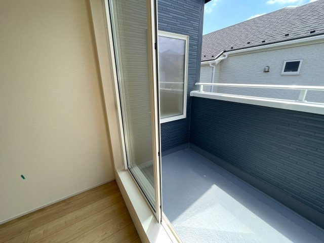 建売とは言え、こんなレベルだったら満足出来ませんか？同業者で住んでいる人も多い、プロに認められた逸品！それが、『旭区中沢３丁目』新築戸建のバルコニー|バルコニーがあります