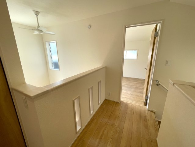 建売とは言え、こんなレベルだったら満足出来ませんか？同業者で住んでいる人も多い、プロに認められた逸品！それが、『旭区中沢３丁目』新築戸建の内装|明るい色調の室内です
