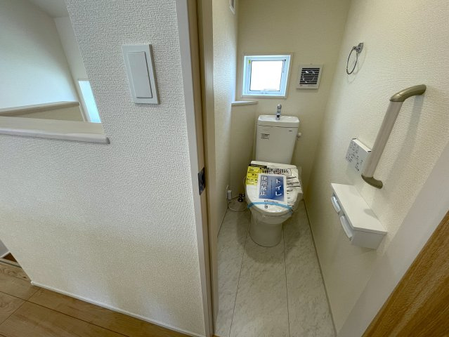 建売とは言え、こんなレベルだったら満足出来ませんか？同業者で住んでいる人も多い、プロに認められた逸品！それが、『旭区中沢３丁目』新築戸建のトイレ|シンプルで使いやすいトイレです