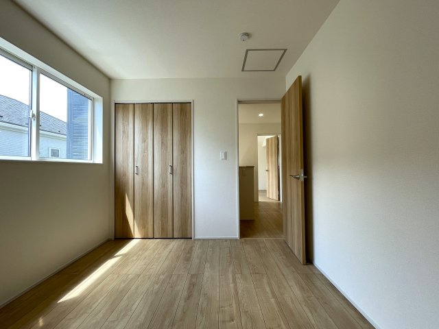 建売とは言え、こんなレベルだったら満足出来ませんか？同業者で住んでいる人も多い、プロに認められた逸品！それが、『旭区中沢３丁目』新築戸建の洋室|落ち着いた色調の洋室です