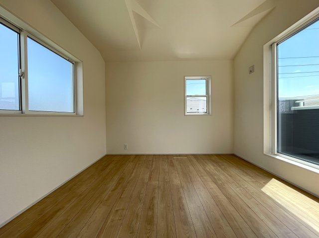 建売とは言え、こんなレベルだったら満足出来ませんか？同業者で住んでいる人も多い、プロに認められた逸品！それが、『旭区中沢３丁目』新築戸建の洋室|洋室です
