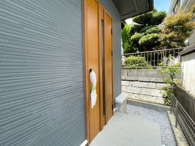 建売とは言え、こんなレベルだったら満足出来ませんか？同業者で住んでいる人も多い、プロに認められた逸品！それが、『旭区中沢３丁目』新築戸建の玄関|落ち着いた玄関です