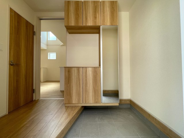 建売とは言え、こんなレベルだったら満足出来ませんか？同業者で住んでいる人も多い、プロに認められた逸品！それが、『旭区中沢３丁目』新築戸建の玄関|落ち着いた玄関です