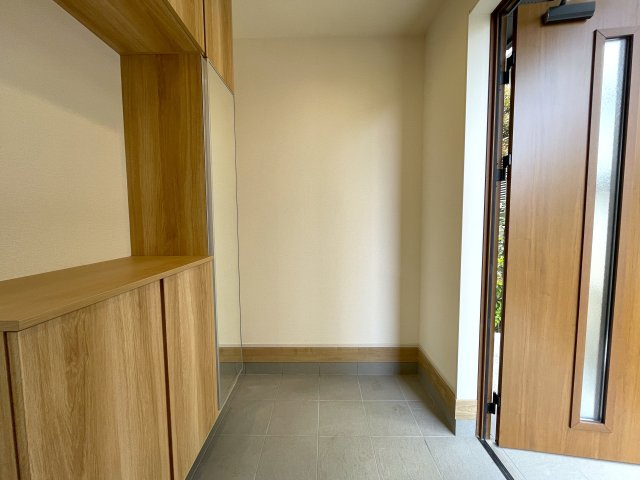 建売とは言え、こんなレベルだったら満足出来ませんか？同業者で住んでいる人も多い、プロに認められた逸品！それが、『旭区中沢３丁目』新築戸建の玄関|明るい玄関です