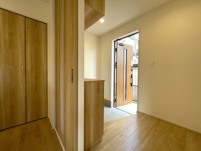 建売とは言え、こんなレベルだったら満足出来ませんか？同業者で住んでいる人も多い、プロに認められた逸品！それが、『旭区中沢３丁目』新築戸建の玄関|ゆったりとした玄関です