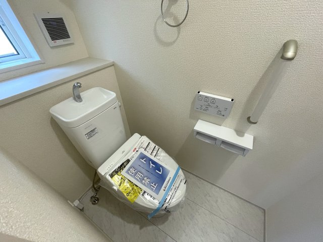 建売とは言え、こんなレベルだったら満足出来ませんか？同業者で住んでいる人も多い、プロに認められた逸品！それが、『旭区中沢３丁目』新築戸建のトイレ|清潔感のあるトイレです