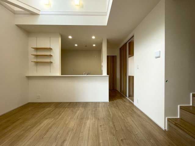 建売とは言え、こんなレベルだったら満足出来ませんか？同業者で住んでいる人も多い、プロに認められた逸品！それが、『旭区中沢３丁目』新築戸建の居間・リビング|ゆったり過ごせる居間です